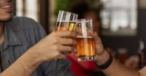 découvrez les règles et politiques concernant la consommation d'alcool autorisée sur le lieu de travail pour garantir un environnement professionnel sûr et respectueux.