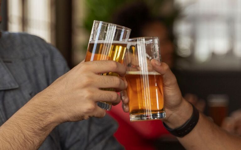découvrez les règles et politiques concernant la consommation d'alcool autorisée sur le lieu de travail pour garantir un environnement professionnel sûr et respectueux.