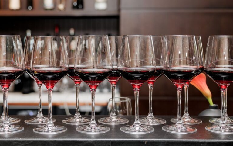 découvrez notre vin rouge primé, alliant richesse des arômes et finesse en bouche pour une expérience inoubliable.