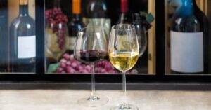 découvrez le vin blanc de bourgogne, un cépage d'exception aux arômes délicats et à la finesse incomparable, parfait pour accompagner vos repas raffinés.