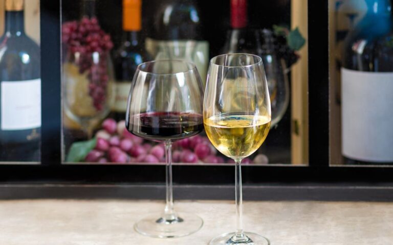découvrez le vin blanc de bourgogne, un cépage d'exception aux arômes délicats et à la finesse incomparable, parfait pour accompagner vos repas raffinés.