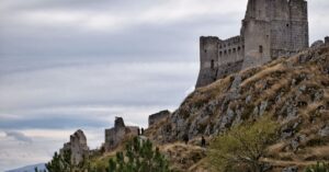 découvrez l'histoire fascinante et l'architecture impressionnante des châteaux à travers les âges.