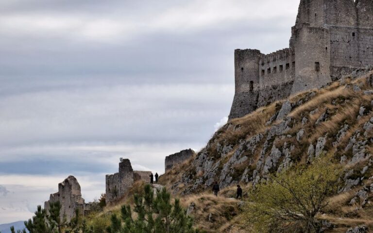 découvrez l'histoire fascinante et l'architecture impressionnante des châteaux à travers les âges.