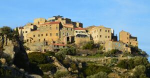 découvrez les vins corses, riches en saveurs authentiques et élaborés sur l'île de beauté. explorez une sélection unique de cépages et terroirs méditerranéens.
