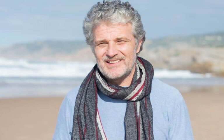 découvrez l'univers de george lucas, le célèbre réalisateur et créateur de la saga star wars, célèbre pour son influence majeure dans le cinéma de science-fiction.