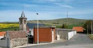 découvrez haut-brion, un domaine viticole prestigieux reconnu pour ses vins rouges d'exception et son riche héritage dans la région de bordeaux.