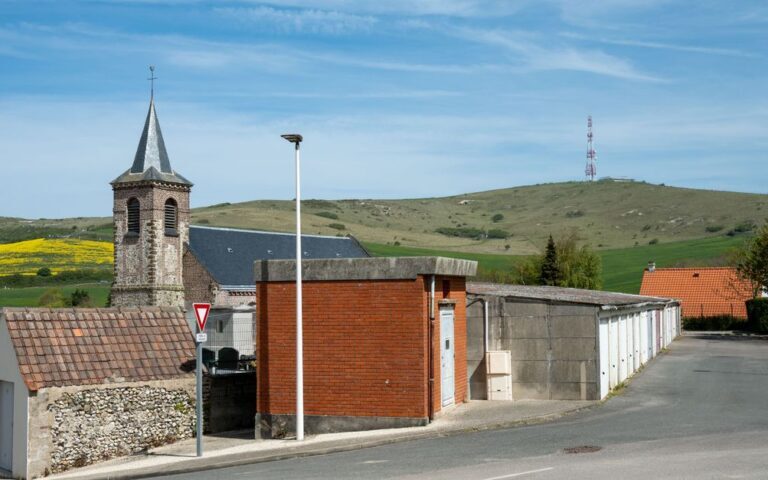 découvrez haut-brion, un domaine viticole prestigieux reconnu pour ses vins rouges d'exception et son riche héritage dans la région de bordeaux.