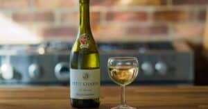 découvrez le muscadet, un vin blanc sec et rafraîchissant de la région de la loire, idéal pour accompagner fruits de mer et poissons.