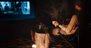 découvrez l'expérience unique du cinéma en plein air avec notre sélection d'équipements et d'idées pour organiser vos projections en extérieur.