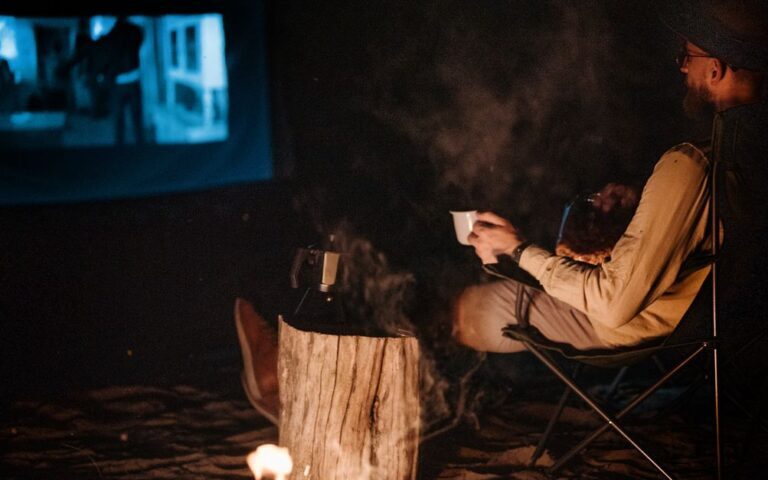 découvrez l'expérience unique du cinéma en plein air avec notre sélection d'équipements et d'idées pour organiser vos projections en extérieur.