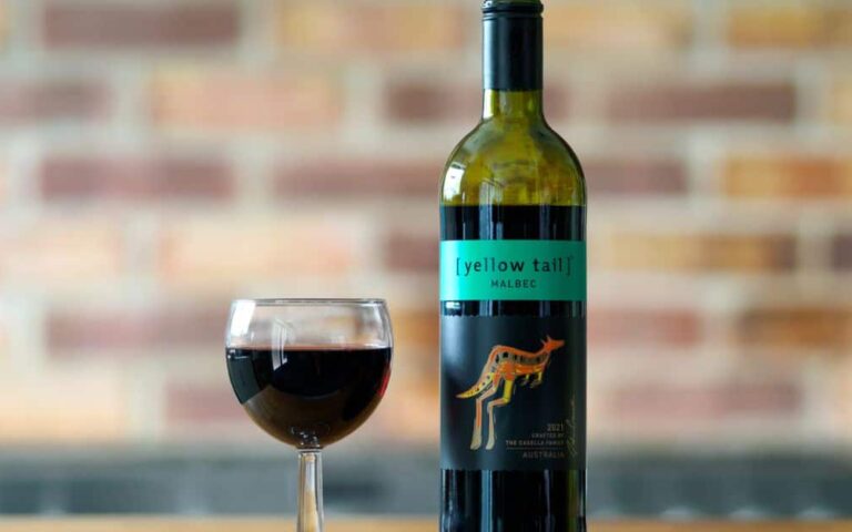 découvrez notre sélection de vins rouges raffinés, parfaits pour accompagner vos repas et moments de dégustation entre amis ou en famille.