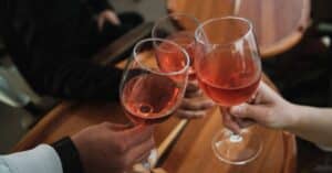 découvrez notre sélection de vins rosés raffinés, parfaits pour accompagner vos repas d'été ou vos moments de détente entre amis.