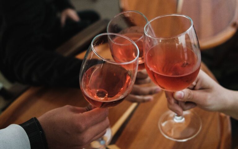 découvrez notre sélection de vins rosés raffinés, parfaits pour accompagner vos repas d'été ou vos moments de détente entre amis.
