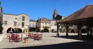 découvrez saint-émilion, un charmant village viticole de bordeaux, célèbre pour ses paysages pittoresques, son patrimoine historique et ses vins prestigieux.
