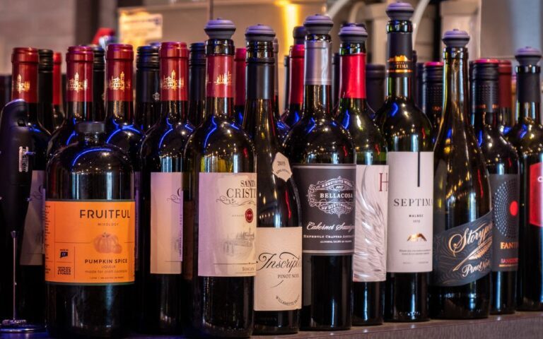 découvrez tout sur le vin : types, dégustation, accords mets-vins et conseils pour choisir la bouteille parfaite.