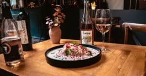 découvrez l'alliance parfaite entre le vin et la gastronomie, des accords exquis qui éveillent vos papilles et subliment chaque repas.