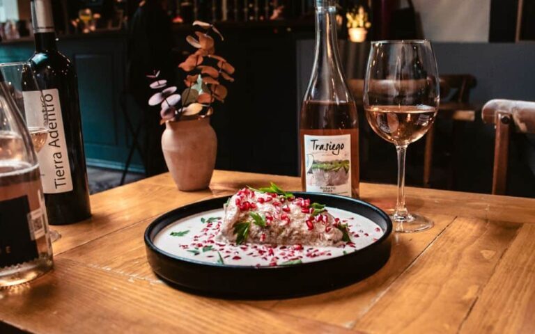 découvrez l'alliance parfaite entre le vin et la gastronomie, des accords exquis qui éveillent vos papilles et subliment chaque repas.