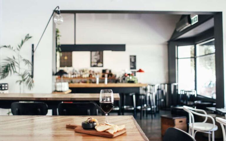 découvrez les meilleurs wine bars pour savourer une sélection raffinée de vins dans une ambiance conviviale et élégante.