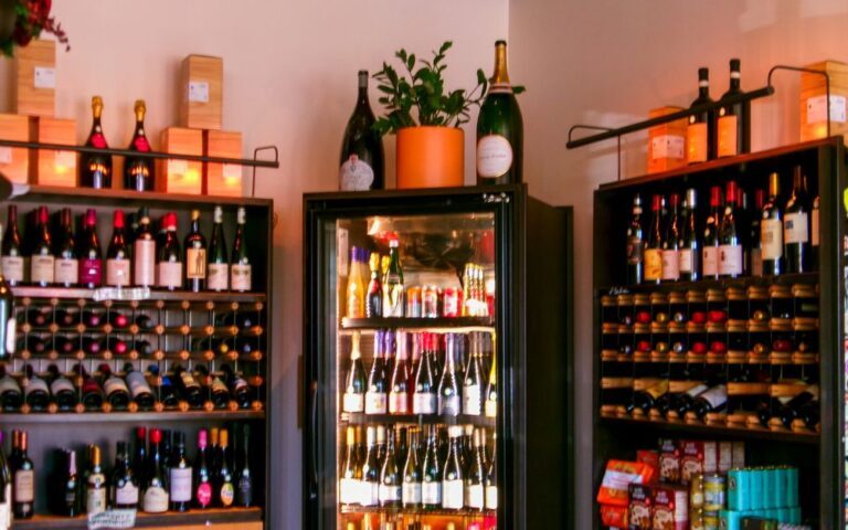 découvrez notre cave à vin idéale pour conserver vos bouteilles dans des conditions optimales, alliant élégance et fonctionnalité.