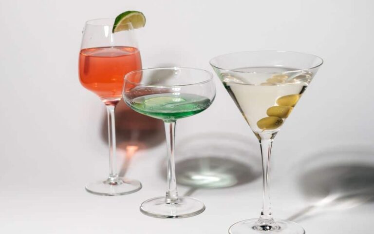 découvrez nos recettes originales de cocktails au vin, alliant élégance et fraîcheur pour des moments de dégustation uniques.