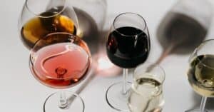 découvrez le taux d'alcool dans le vin, ses variétés et comment il impacte la dégustation et la conservation.