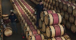 découvrez les vins rouges de bordeaux, réputés pour leur élégance, richesse aromatique et complexité. parfaits pour accompagner vos repas et moments de dégustation.