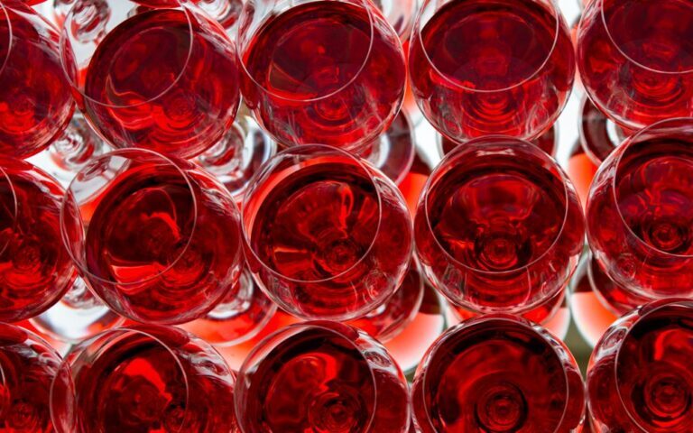 découvrez les vins de bourgogne, célèbres pour leur élégance, leur complexité aromatique et leur richesse en saveurs. explorez une sélection unique de vins rouges raffinés issus des meilleures vignobles bourguignons.