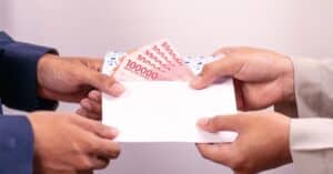 découvrez les causes, les conséquences et les moyens de lutter contre la corruption, un fléau qui affecte la justice, l'économie et la société.