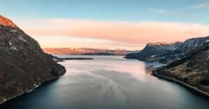 découvrez le fjord, une vallée glaciaire spectaculaire remplie d'eau de mer, offrant des paysages naturels à couper le souffle et une richesse en biodiversité.