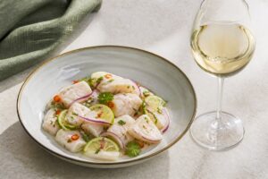 Ceviche de poisson au citron vert avec un verre de vin blanc sec