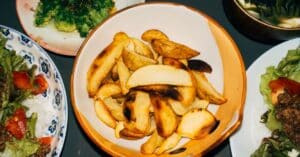 découvrez une recette classique de salade de pommes de terre, parfaite en accompagnement frais et savoureux pour vos repas d'été.