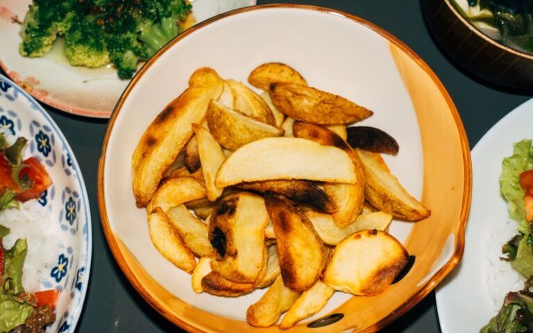 découvrez une recette classique de salade de pommes de terre, parfaite en accompagnement frais et savoureux pour vos repas d'été.