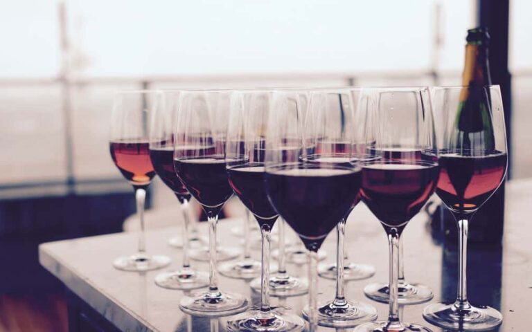 découvrez notre sélection de vins rouges raffinés, parfaits pour accompagner vos repas et moments de convivialité.