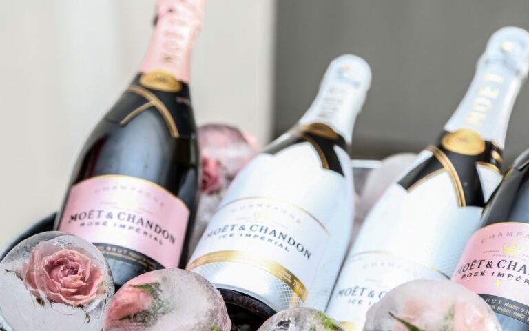 découvrez notre sélection de vins rosés, parfaits pour accompagner vos repas estivaux avec fraîcheur et légèreté.