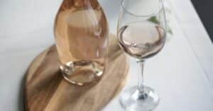 découvrez notre sélection de vins rosés, alliant fraîcheur et fruité, parfaits pour accompagner vos repas d'été et moments de détente.