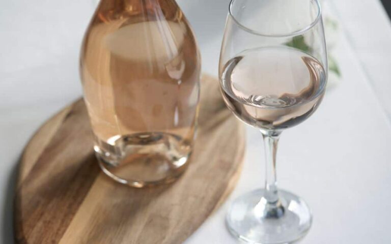 découvrez notre sélection de vins rosés, alliant fraîcheur et fruité, parfaits pour accompagner vos repas d'été et moments de détente.