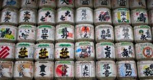 découvrez tout sur le saké, la célèbre boisson traditionnelle japonaise à base de riz fermenté, ses différentes variétés, sa fabrication artisanale et les meilleures façons de le déguster.