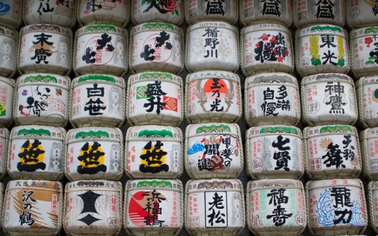 découvrez tout sur le saké, la célèbre boisson traditionnelle japonaise à base de riz fermenté, ses différentes variétés, sa fabrication artisanale et les meilleures façons de le déguster.