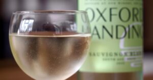 découvrez les vins de savoie, une région française réputée pour ses crus authentiques et ses saveurs uniques issues des alpes.