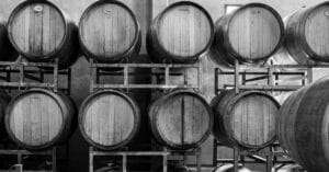 découvrez les caves semi-troglodytes, des espaces uniques creusés partiellement dans la roche, offrant des conditions idéales pour le vieillissement du vin.