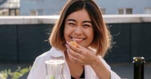 découvrez les aliments qui provoquent la coloration des dents et apprenez comment préserver un sourire éclatant.