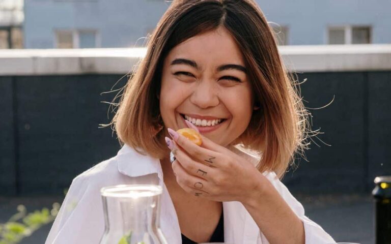 découvrez les aliments qui provoquent la coloration des dents et apprenez comment préserver un sourire éclatant.