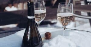 découvrez le vin de savoie ayze, un vin blanc rafraîchissant et délicat, typique de la région alpine française, parfait pour accompagner vos repas estivaux.