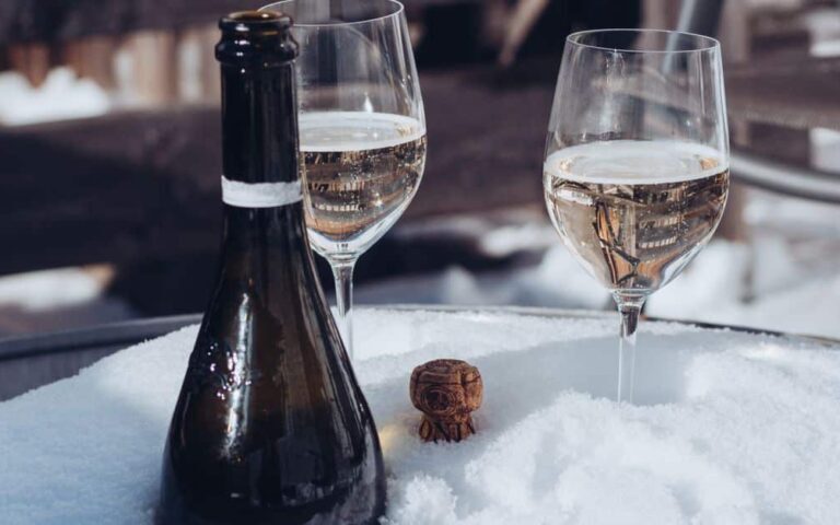découvrez le vin de savoie ayze, un vin blanc rafraîchissant et délicat, typique de la région alpine française, parfait pour accompagner vos repas estivaux.