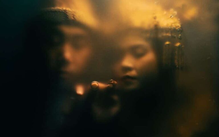 découvrez l'univers mystérieux et poétique de 'whispers', une œuvre captivante qui murmure des secrets et éveille l'imagination.