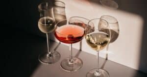 découvrez l'univers fascinant du vin : dégustation, types de cépages, accords mets et vins, et conseils pour choisir la bouteille parfaite.