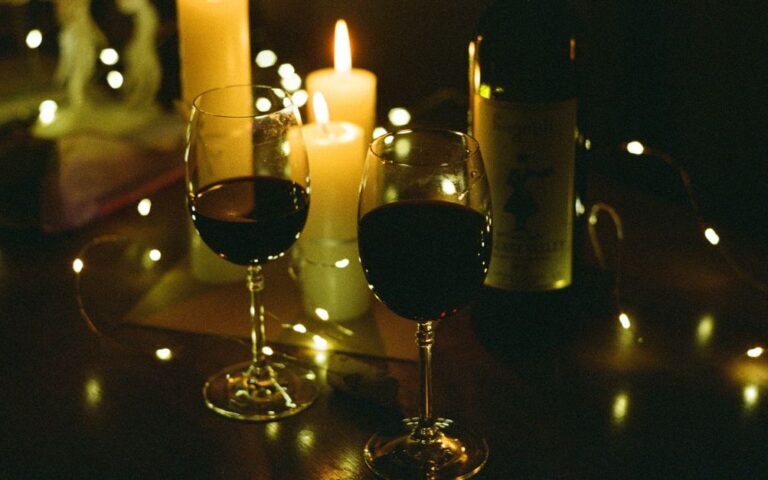 découvrez notre sélection de vins d'exception, des rouges corsés aux blancs fruités, pour accompagner tous vos moments de dégustation.