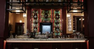 découvrez notre wine bar : une ambiance conviviale pour déguster des vins sélectionnés avec soin, accompagnés de tapas savoureuses.