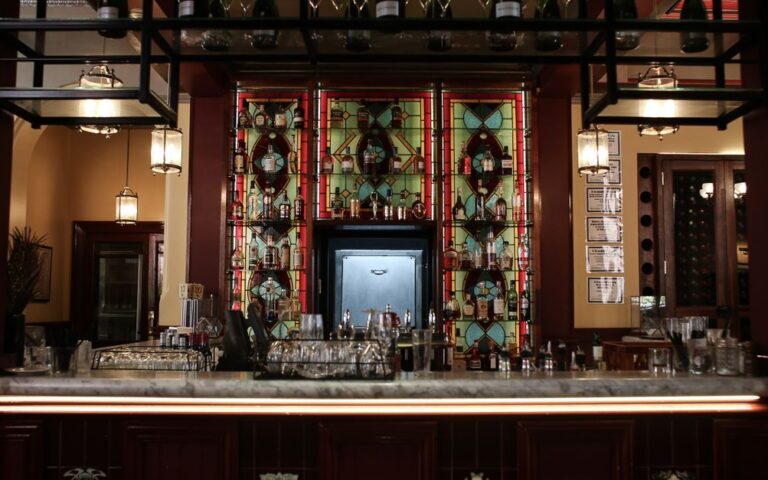 découvrez notre wine bar : une ambiance conviviale pour déguster des vins sélectionnés avec soin, accompagnés de tapas savoureuses.