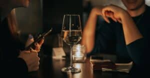 découvrez nos astuces et solutions efficaces pour garder votre vin parfaitement frais, que ce soit pour une soirée entre amis ou un repas gastronomique.